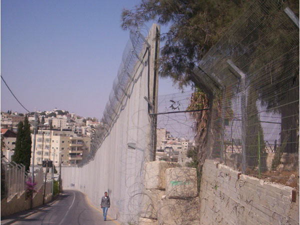 Abu Dis, The wall in its early stages. Photo by Irus Braverman